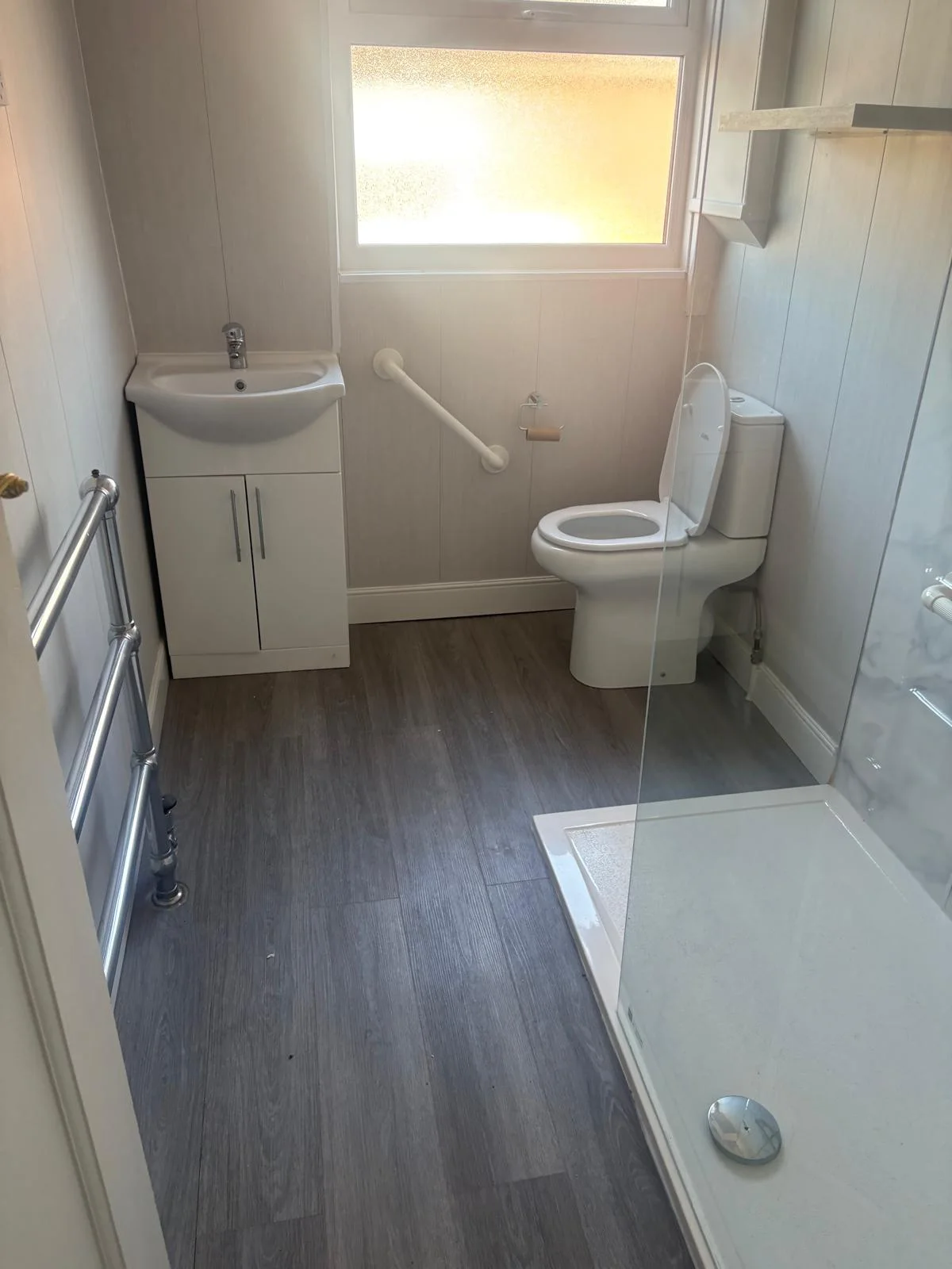 Bathroom interior and floor finish photographed in connection with a Teesside floor-removal enquiry